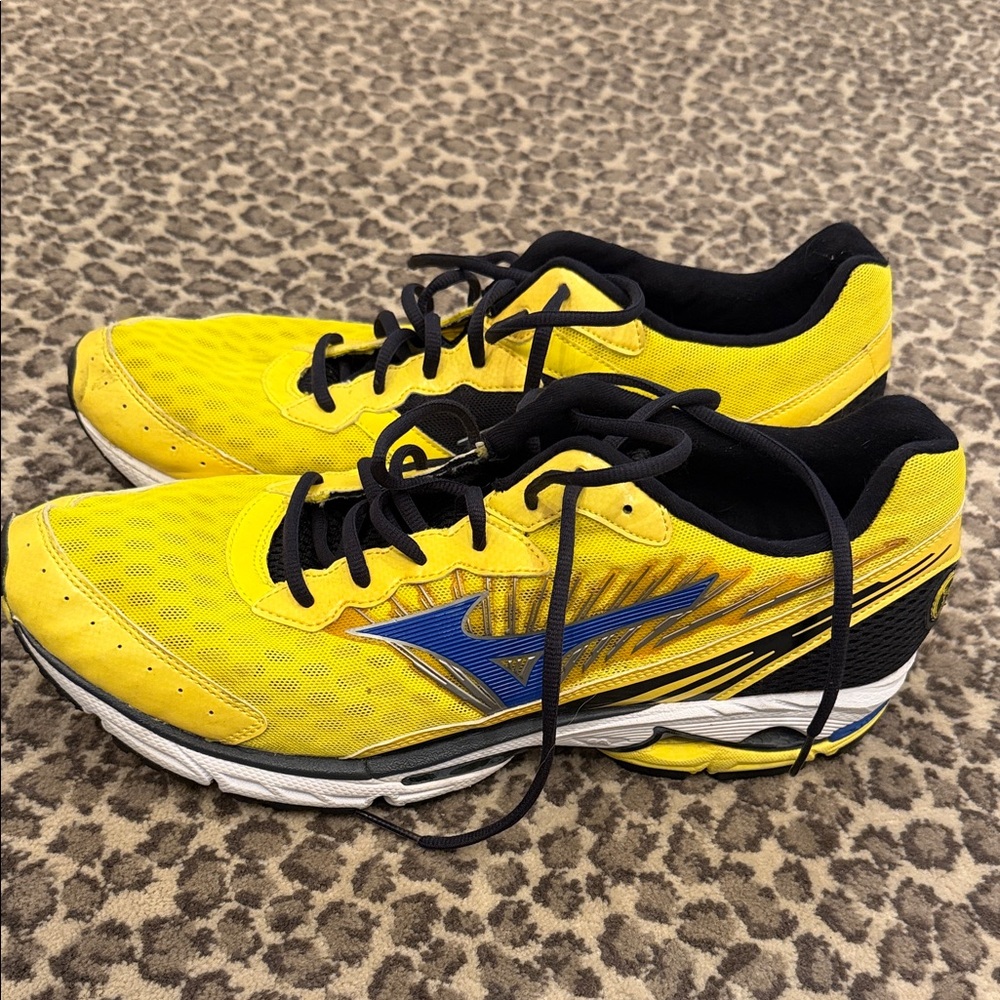 Mizuno Wave Rider 16 men’s US size 13 Running Shoes. EUC! LOOK!